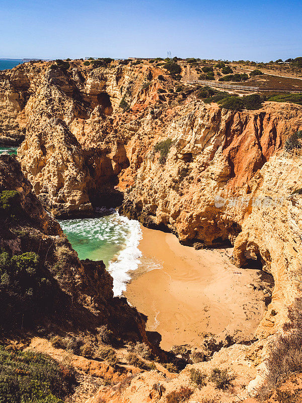 葡萄牙拉各斯附近著名的Praia do Barranco do Martinho和Ponta da Piedade